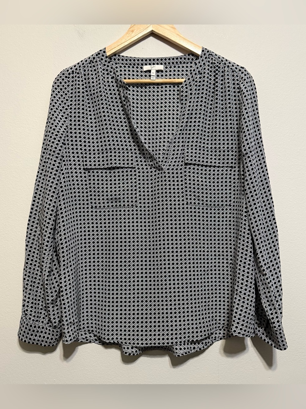 Joie 100% Silk Long Sleeve Pocket Blouse Women M Flowy Pattern Black White